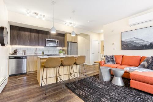 Apartamento Modern Rustic Suite W/ King Bed & Kitchen Island