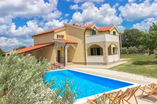 Holiday Home Brist- With Pool