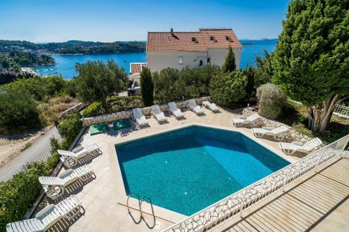 Comfort 1-bedroom Apartment With Pool & Sea View