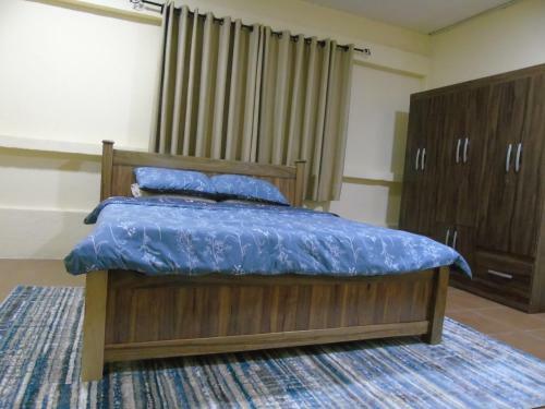 Spacious Top Floor 1 Bedroom Apartment, Labone