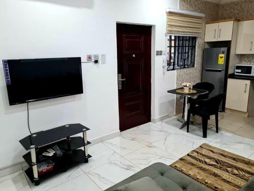 Inviting 2bed Apartment In Adenta Wifi