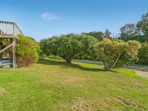 Beach Lovers Bach - Hahei Holiday Home
