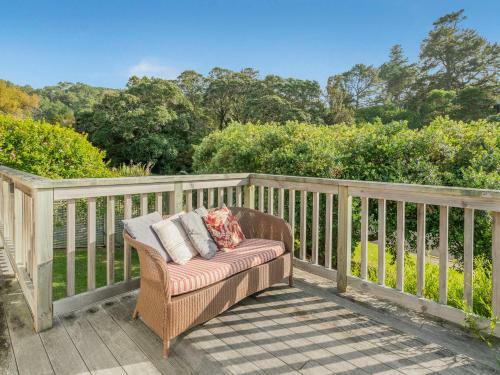 Beach Lovers Bach - Hahei Holiday Home