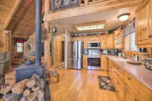 Quiet Pinetop Cabin With Yard Bordering Forest