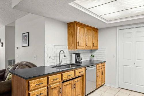 Convenient Dog Friendly 2 Bedroom 2 Bath Townhouse