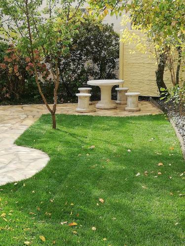 1 Zimmer Apartment Mit Gro�em Garten Und Terrasse