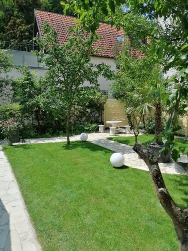 1 Zimmer Apartment Mit Gro�em Garten Und Terrasse