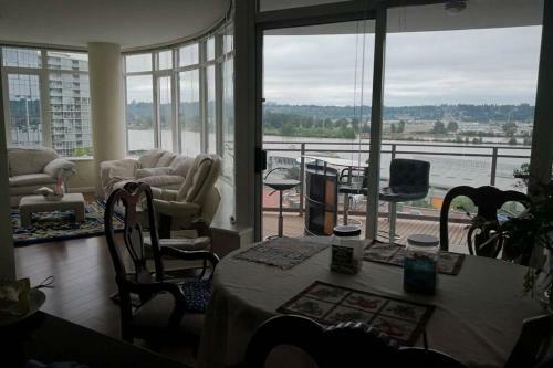 Apartamento Fraser River View Home By Skytrain