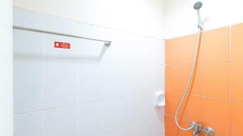 Hotel Reddoorz Hostel @ Molino Beach Resort