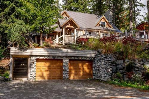 Cozy And Luxurious Alpine Log Home Chalet