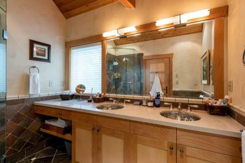 Cozy And Luxurious Alpine Log Home Chalet