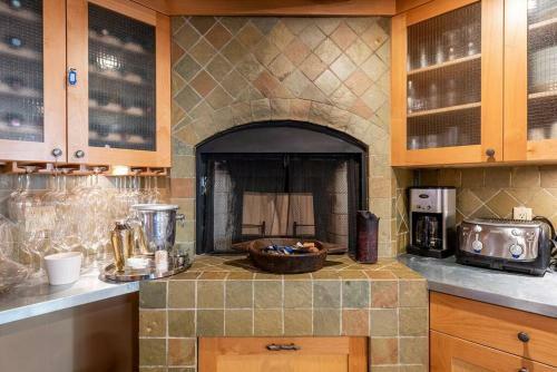 Cozy And Luxurious Alpine Log Home Chalet