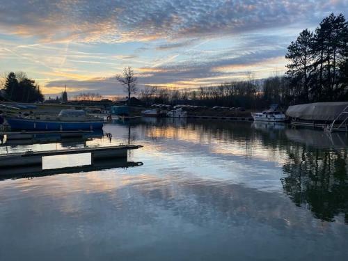 The Floating Cottage Close From Brussels
