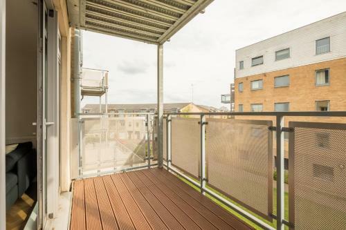 Executive 2br Apartment Next To Station + Parking