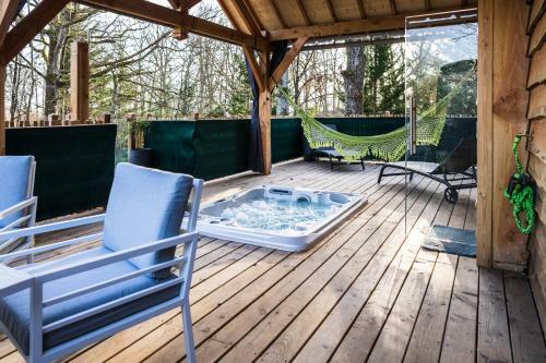 Charmante Cabane Dans Les Arbres Avec Jacuzzi Et Sauna