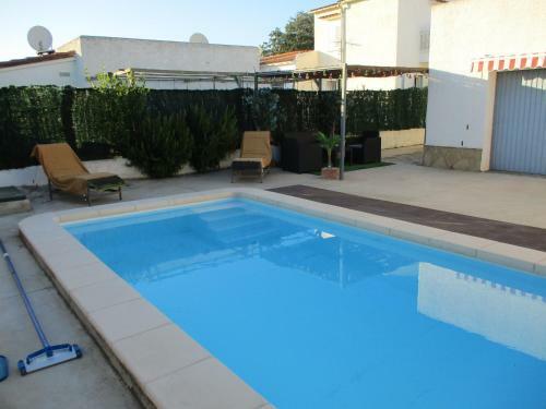 Casa Con Piscina Privada En Barrio Tranquilo