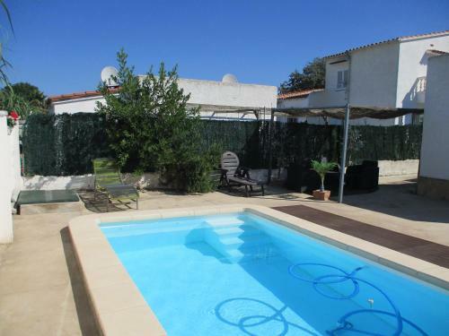 Casa Con Piscina Privada En Barrio Tranquilo