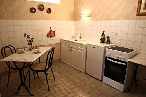 The Storyteller Apartment At Chateau Le Mur