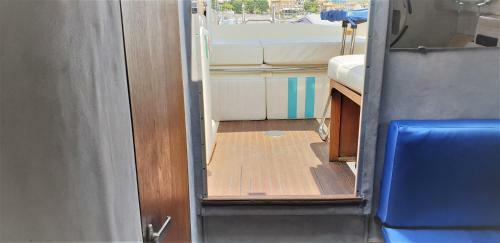 Unique Boat & Breakfast With Lake Cruise