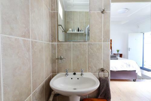 Hostal Whispering Oaks Guest House