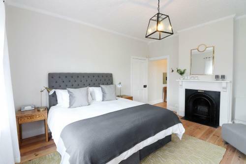 Hostal Whispering Oaks Guest House