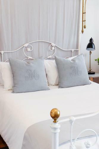 Hostal Whispering Oaks Guest House
