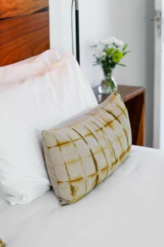 Hostal Whispering Oaks Guest House