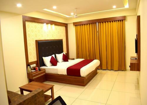 Hotel The Royal Square - Sky Stays (Chandkheda)