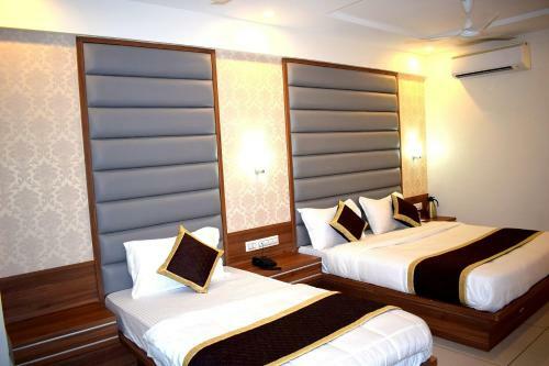 Hotel The Royal Square - Sky Stays (Chandkheda)