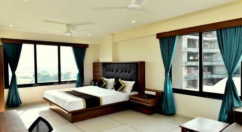 Hotel The Royal Square - Sky Stays (Chandkheda)