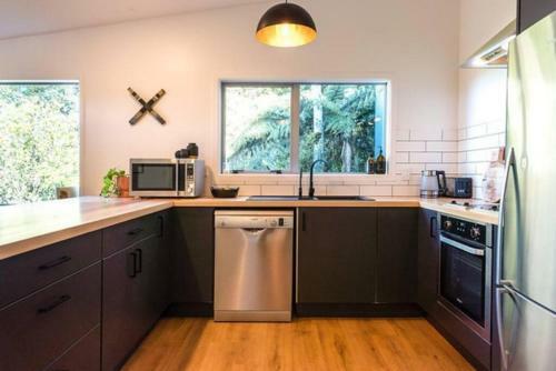 Family Friendly Home With Tree Top Vista