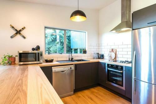 Family Friendly Home With Tree Top Vista
