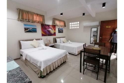 Hotel Oyo 867 Roncales Travellers Inn