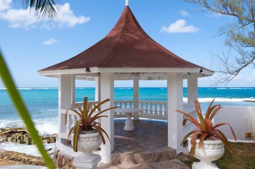 Hotel Edgewater Beach Villa - Beach Front, Close To All Attractions