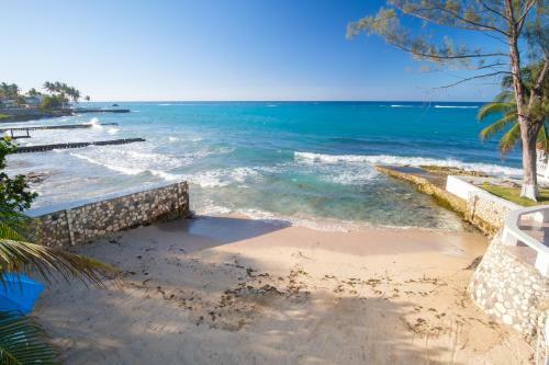 Hotel Edgewater Beach Villa - Beach Front, Close To All Attractions