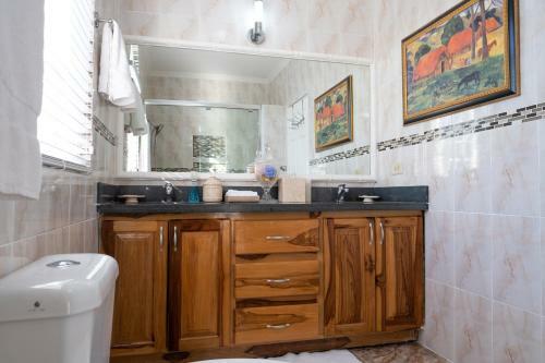 Hotel Edgewater Beach Villa - Beach Front, Close To All Attractions