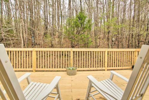 Apartamento Guntersville Hideaway With Deck, Rocking Chairs