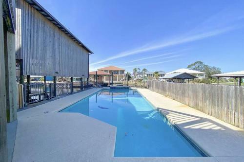 Spacious Private Bayfront & Pet Friendly 5bd/3ba + Bonus Loft