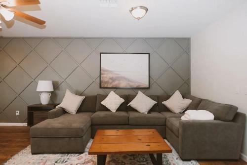 Spacious Chandler Getaway Home With Pool Table Home