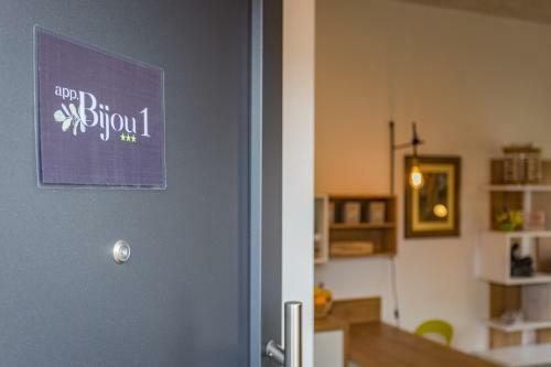 Hostal Bijou House With Apartments