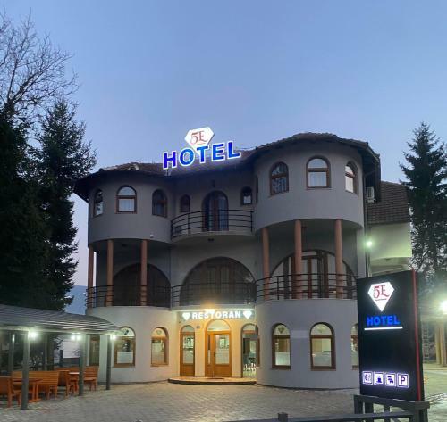 Hotel5e