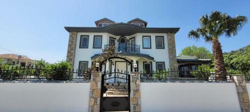 Immaculate 4-bed Villa With Large Garden And Pool