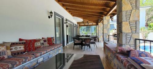 Immaculate 4-bed Villa With Large Garden And Pool