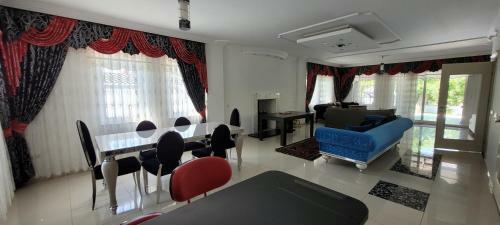 Immaculate 4-bed Villa With Large Garden And Pool