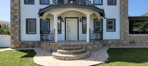 Immaculate 4-bed Villa With Large Garden And Pool