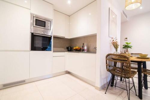 Luxury Modern Apartment With Exceptional Views!