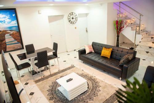Luxury 3 Bedrooms Apart-24hrs Elect/wifi/security