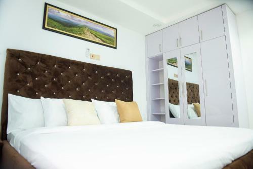 Luxury 3 Bedrooms Apart-24hrs Elect/wifi/security