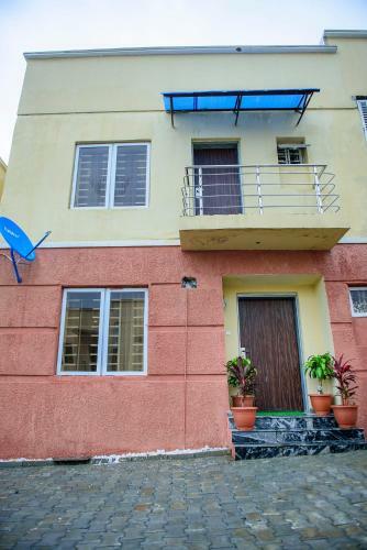 Luxury 3 Bedrooms Apart-24hrs Elect/wifi/security