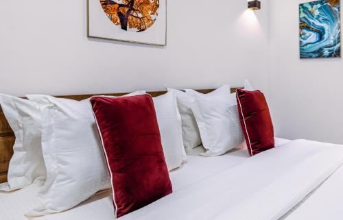Hotel Crest Inn